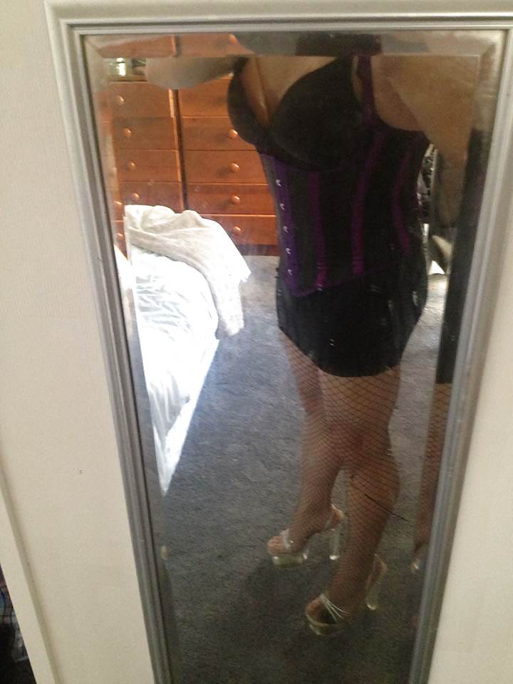 Nuovo corsetto viola e calze a rete
 #22074089