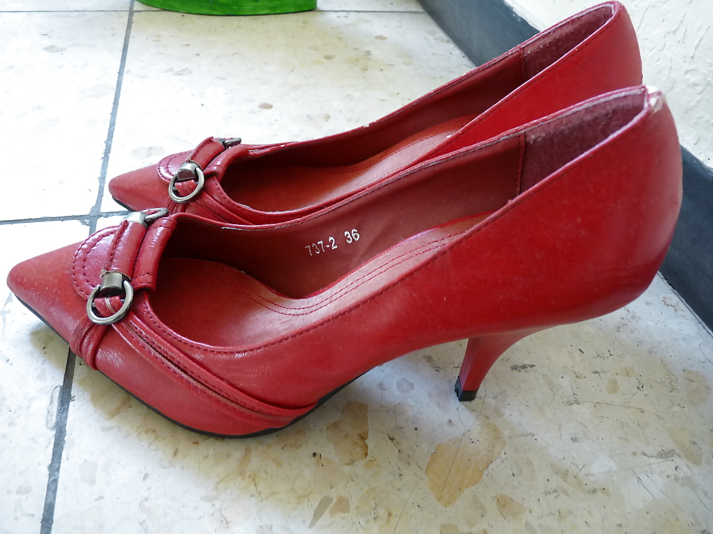 Vicini di casa scarpe rosse di pelle con i tacchi
 #16979839