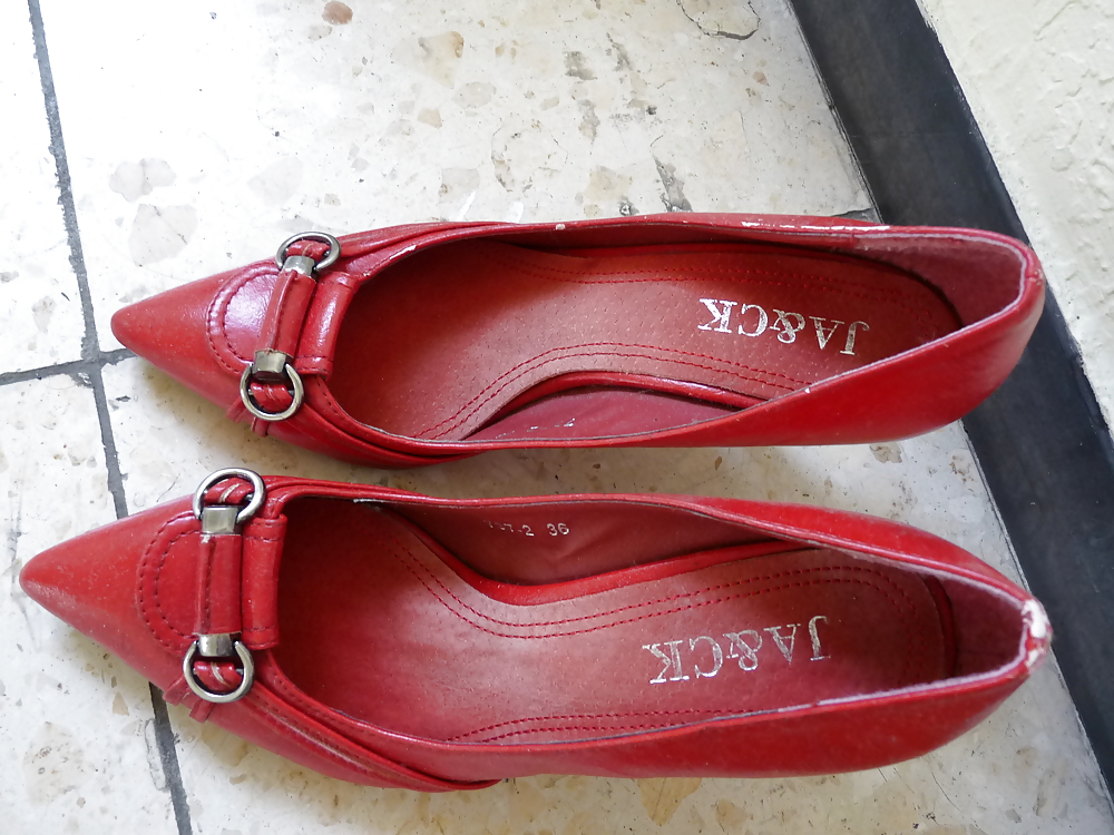Vicini di casa scarpe rosse di pelle con i tacchi
 #16979850
