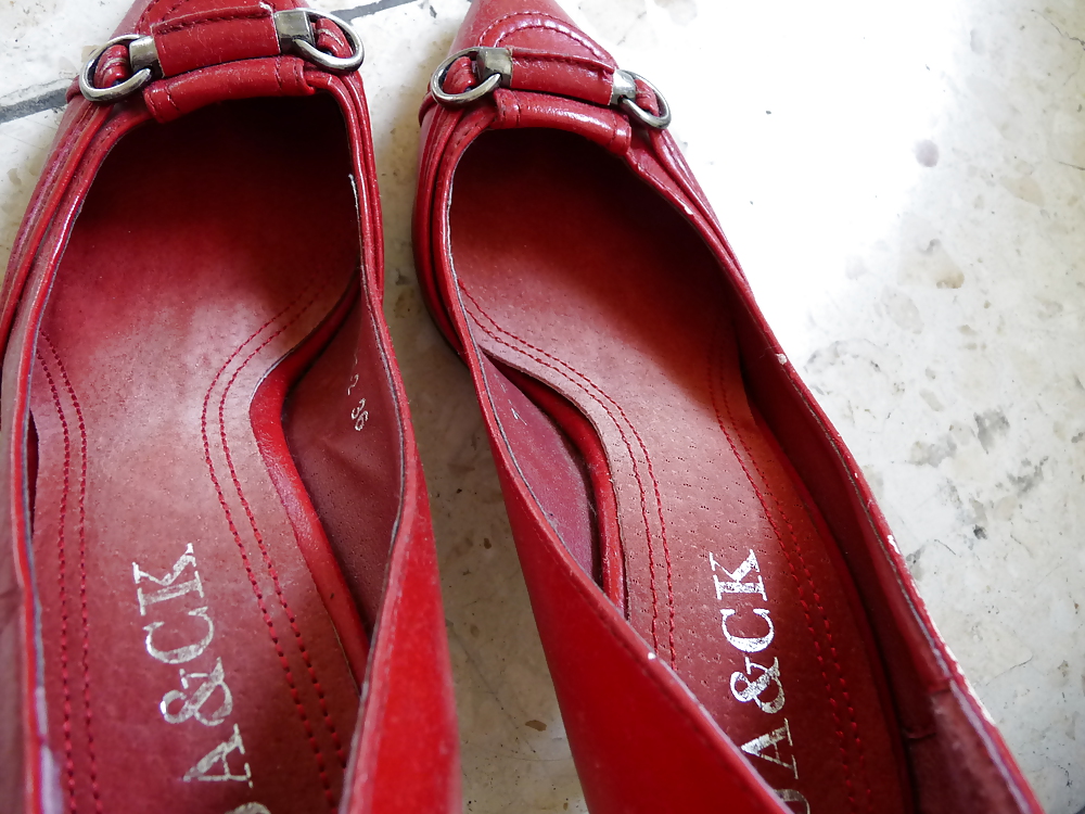 Vicini di casa scarpe rosse di pelle con i tacchi
 #16979860