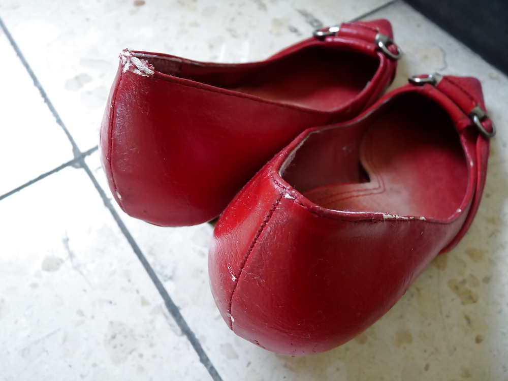 Vicini di casa scarpe rosse di pelle con i tacchi
 #16979879