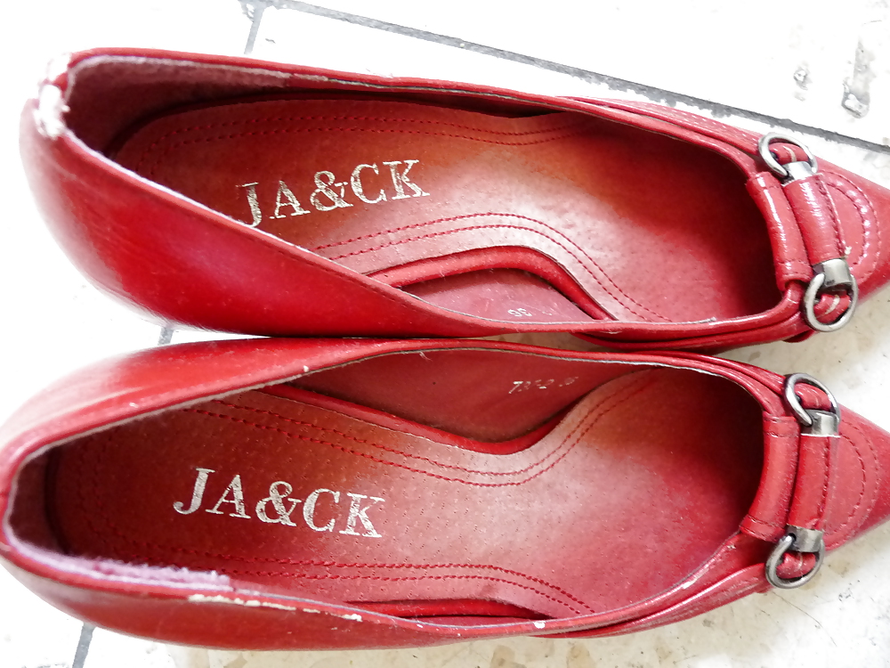 Vicini di casa scarpe rosse di pelle con i tacchi
 #16979887