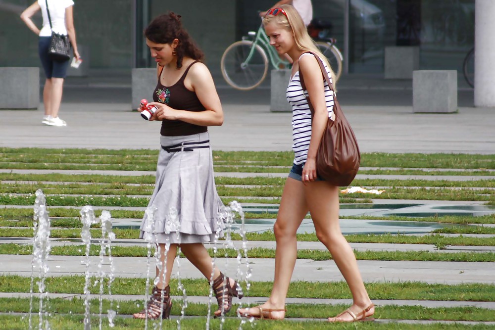 Due ragazze sexy e giovani prende le foto su una fontana
 #11126398