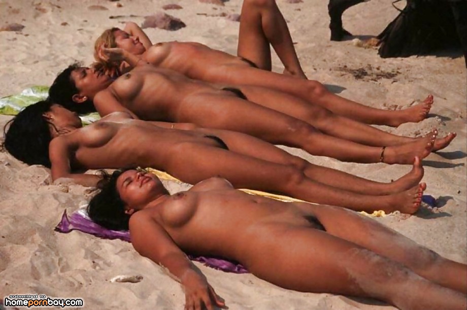 Chicas desnudas en la playa
 #9594115