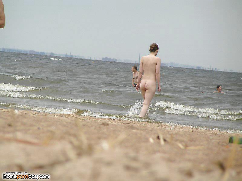Chicas desnudas en la playa
 #9594147