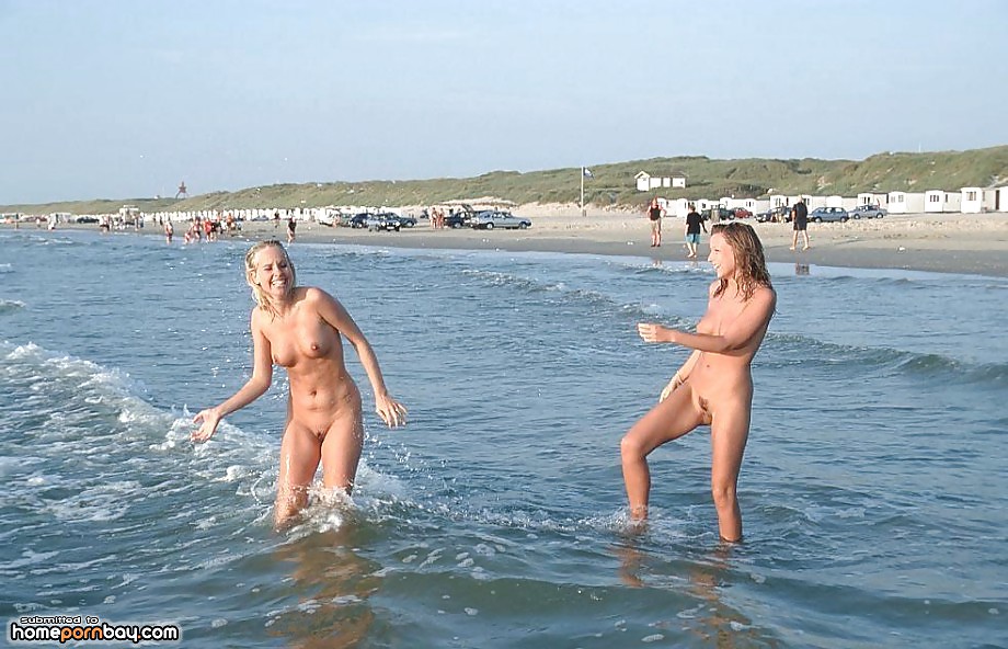 Chicas desnudas en la playa
 #9594180