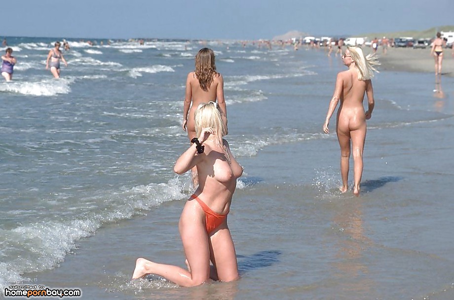 Chicas desnudas en la playa
 #9594195