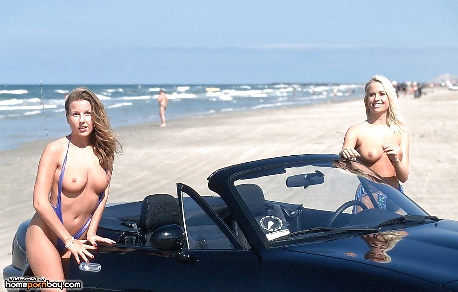 Chicas desnudas en la playa
 #9594200