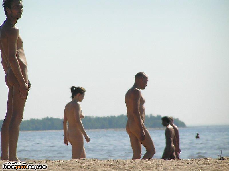 Chicas desnudas en la playa
 #9594211