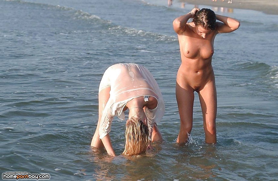 Chicas desnudas en la playa
 #9594244