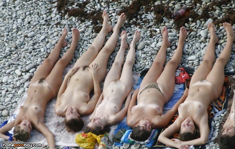 Chicas desnudas en la playa
 #9594268