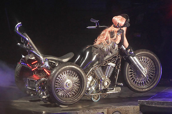 El nuevo traje de Lady Gaga para follar por el culo, lol.
 #16264173