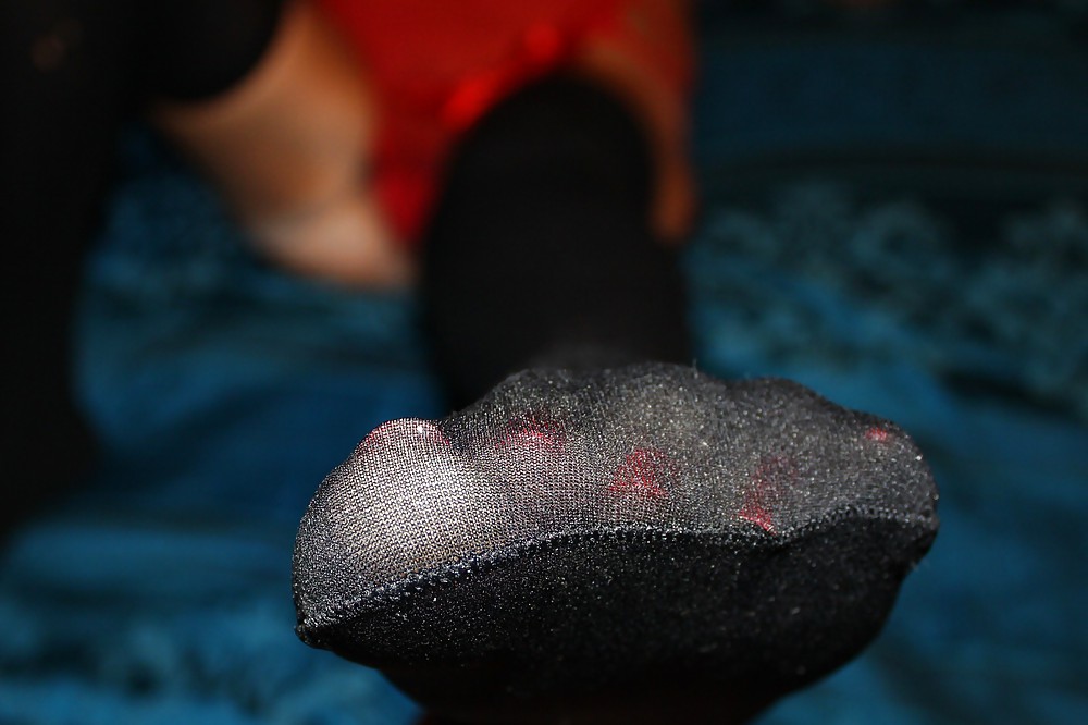セクシーな赤いランジェリーに身を包んだセクシーなナイロンの足の指 vol2
 #8297336