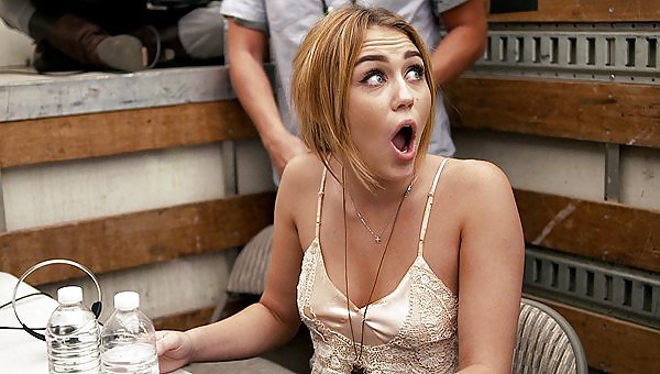 Miley Cyrus Sideboob Et Upskirt #10864849