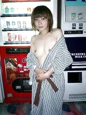Japonesa desnuda en público 2
 #5808896