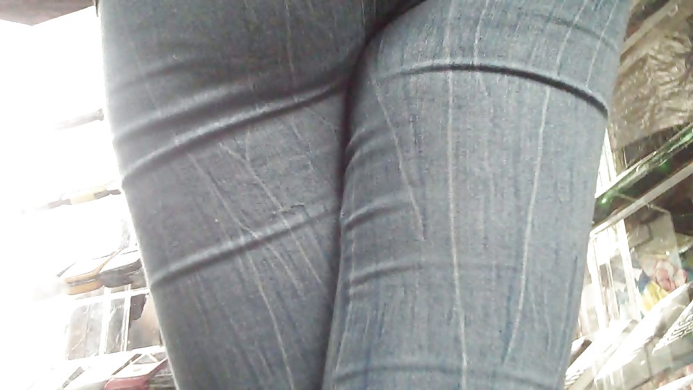 Mirando su culo y trasero en jeans
 #4929151