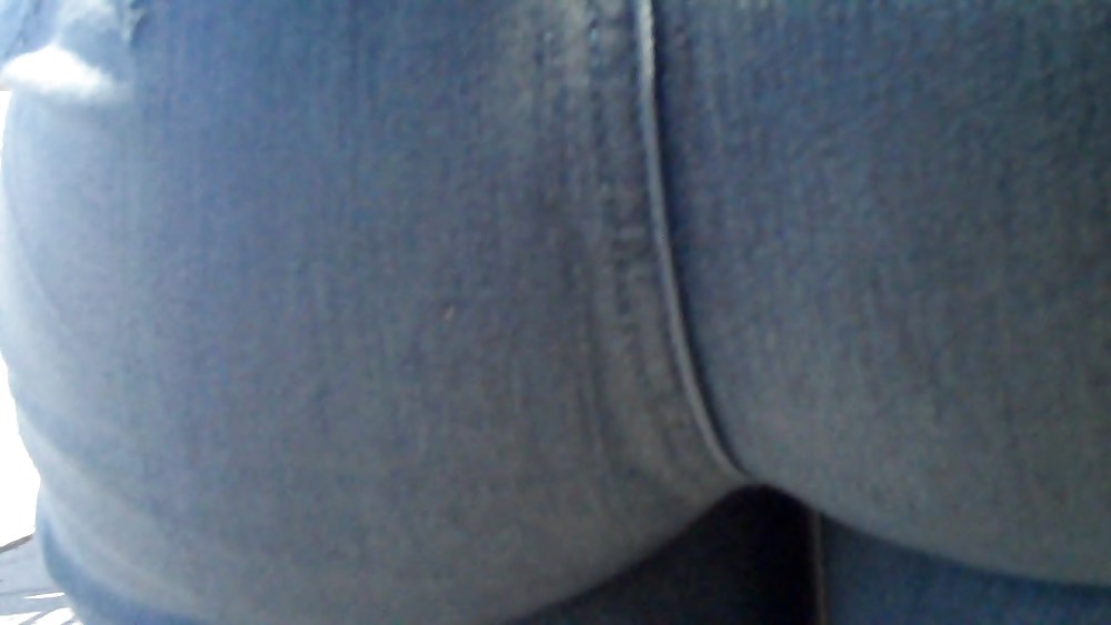 Mirando su culo y trasero en jeans
 #4929172