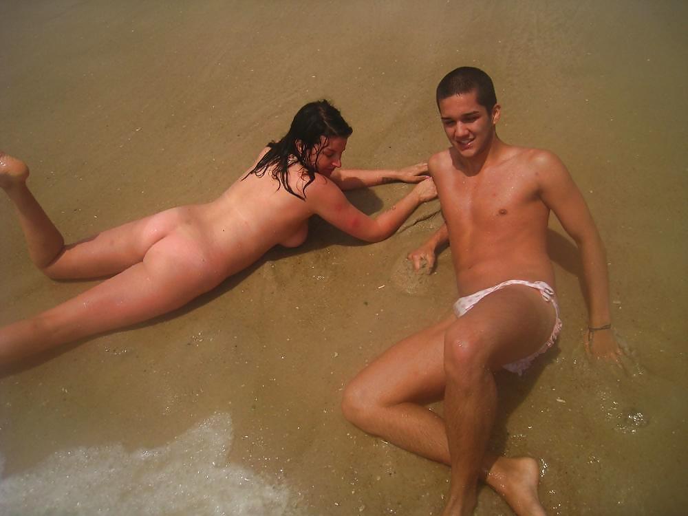 Jóvenes desnudos en la playa
 #1445332