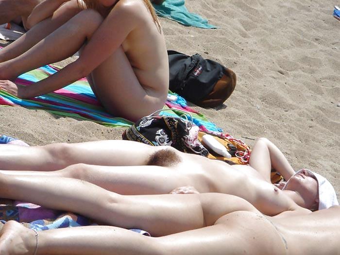 Ragazze nude sulla spiaggia
 #1445371