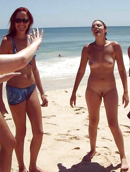 Jóvenes desnudos en la playa
 #1445381