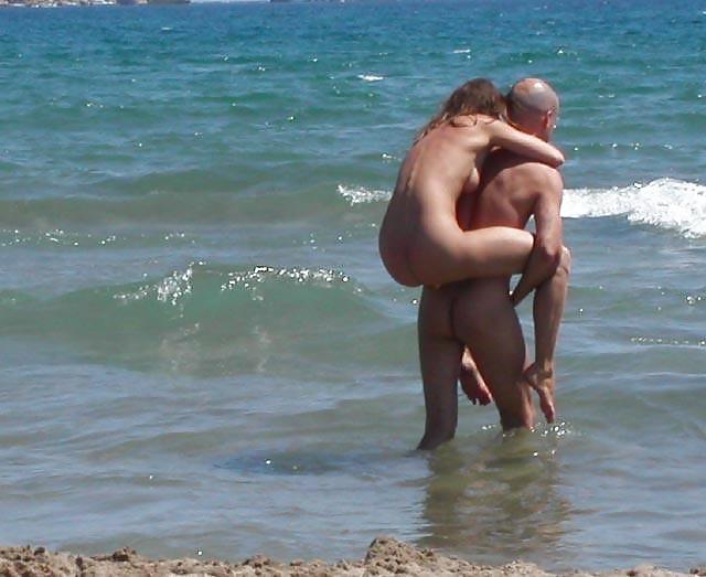Ragazze nude sulla spiaggia
 #1445491