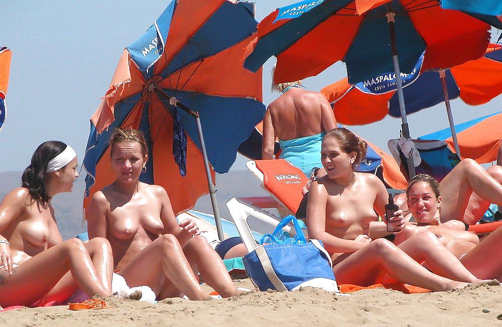 Linda playa, bikini y piscina chicas 4
 #10663742