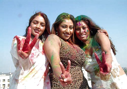 Chicas indias jugando a ser santas
 #9427893