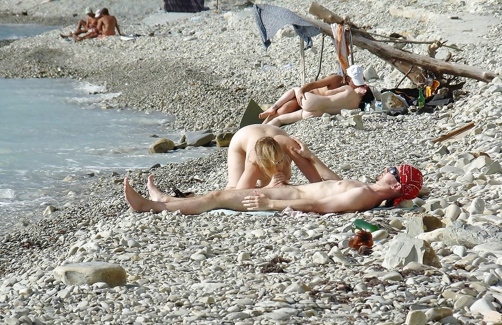 Femmes Montrant La Chatte Sucer La Bite Baisée à La Plage #20446501