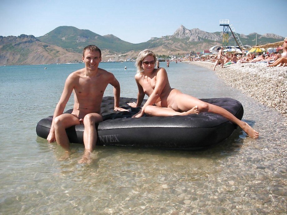 Spiaggia nudista adolescenti
 #2722848