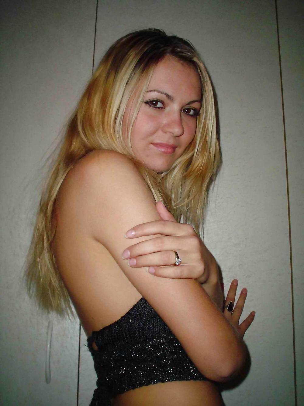 Joven rubia posando
 #3254534