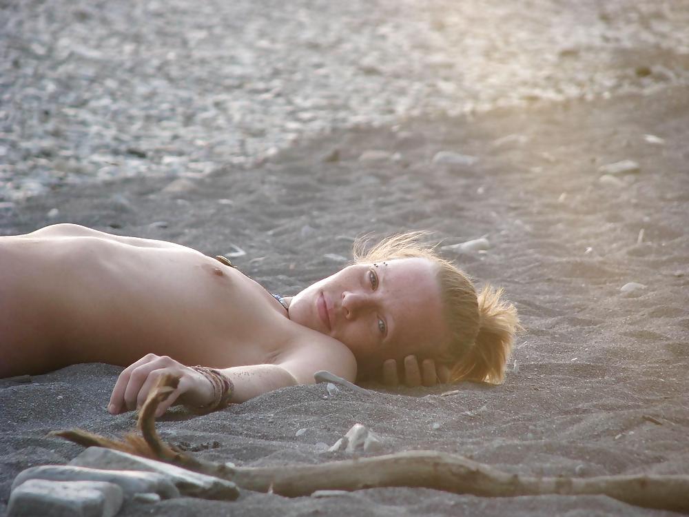 Jóvenes nudistas en la playa
 #3045958