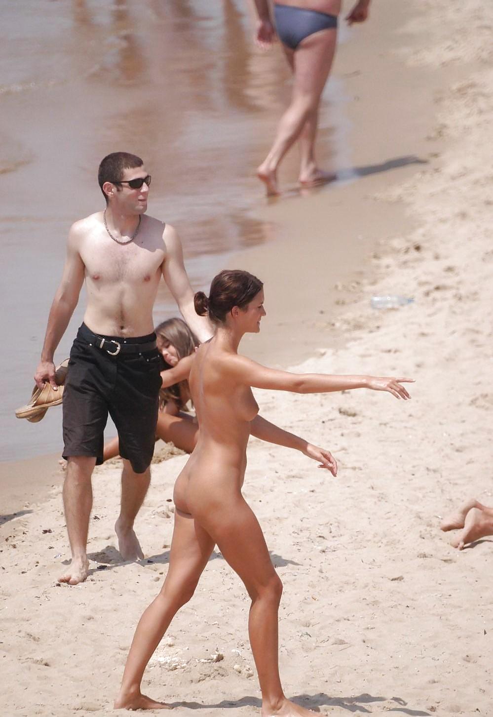 Jóvenes nudistas en la playa
 #3045985