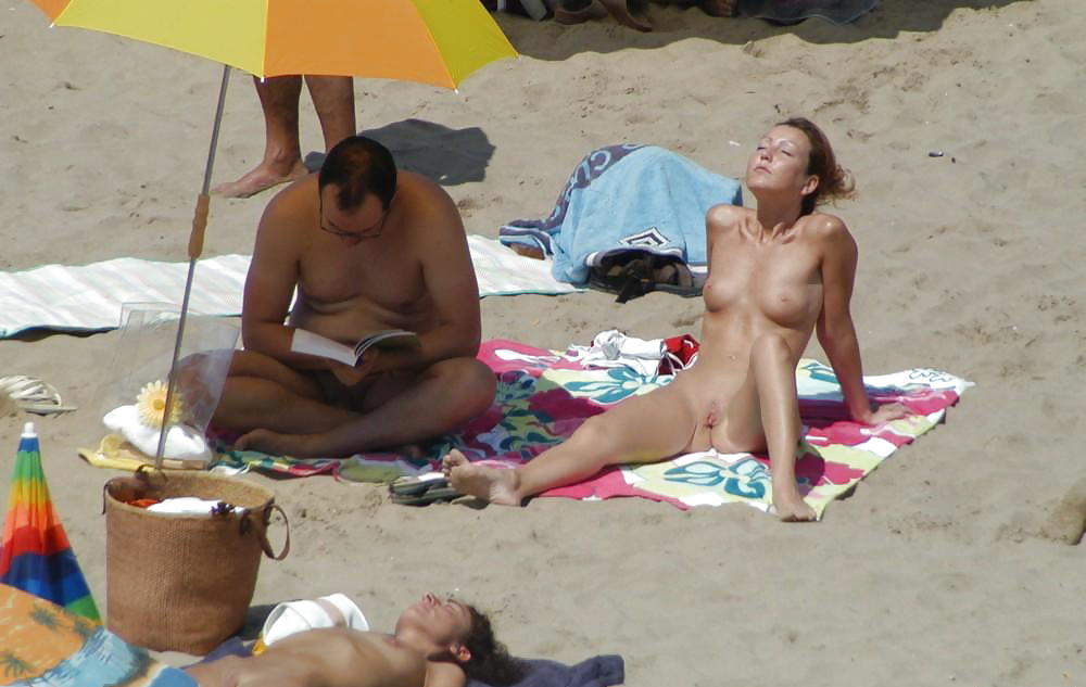 Jóvenes nudistas en la playa
 #3046104