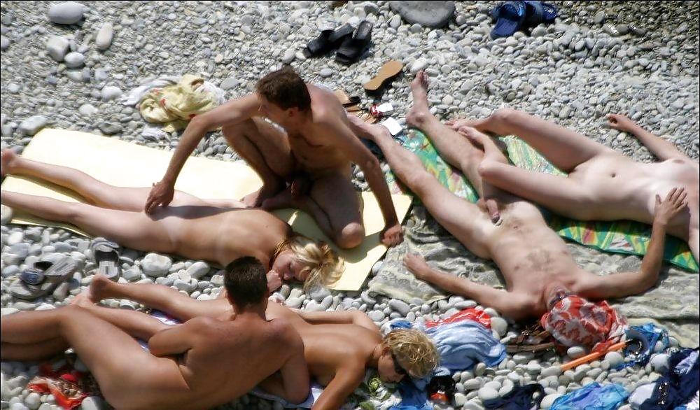 Jóvenes nudistas en la playa
 #3046126