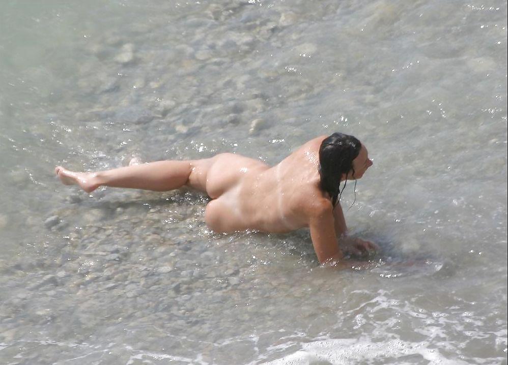 Jóvenes nudistas en la playa
 #3046140
