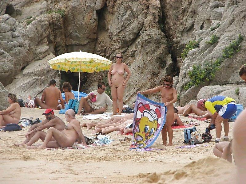 Jóvenes nudistas en la playa
 #3046183