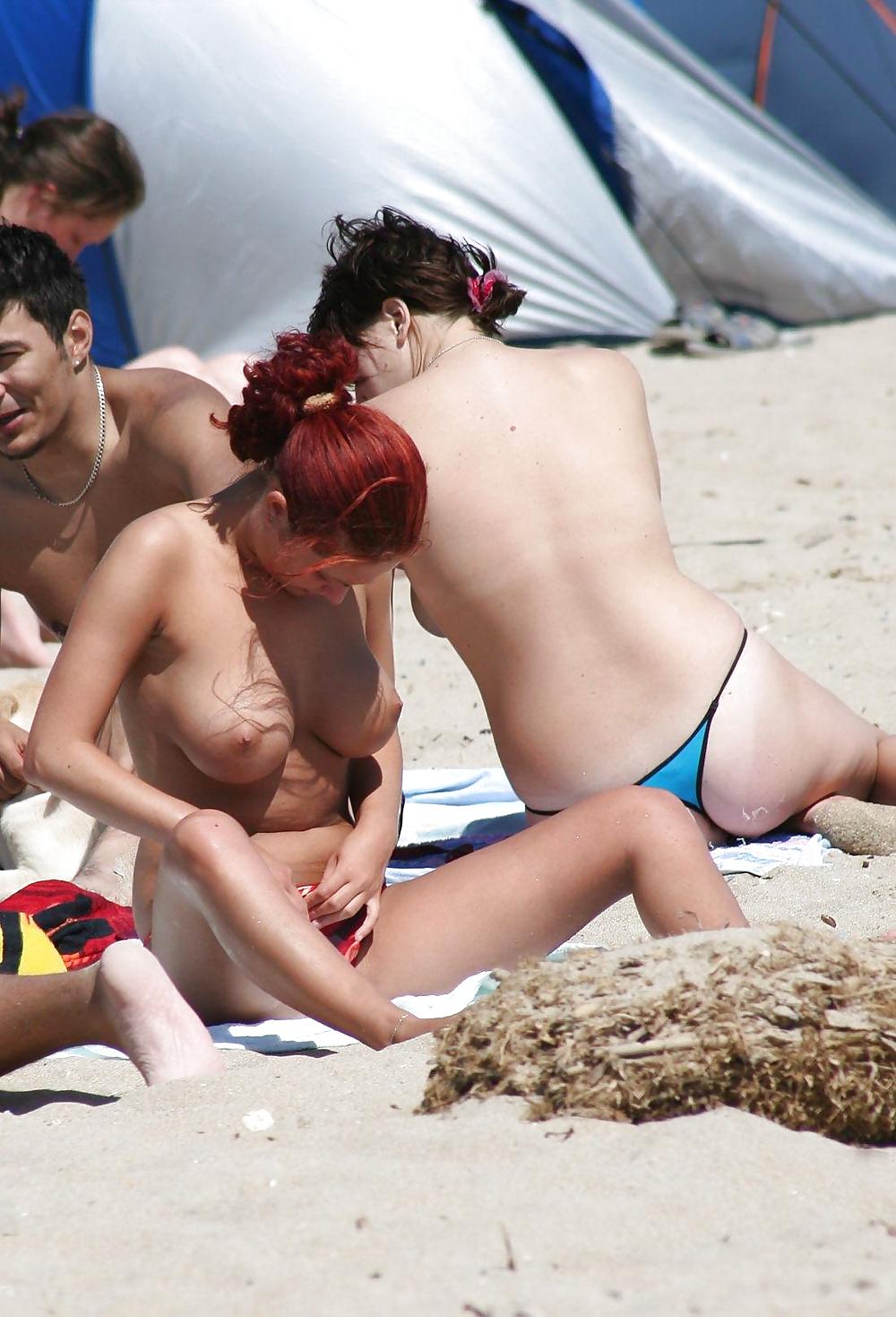 Jóvenes nudistas en la playa
 #3046223