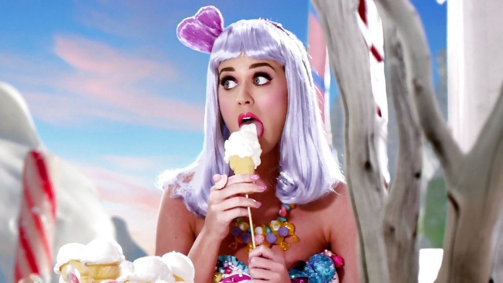 Katy perryがミュージックビデオではヌード、雑誌ではトップレスで登場
 #13514929