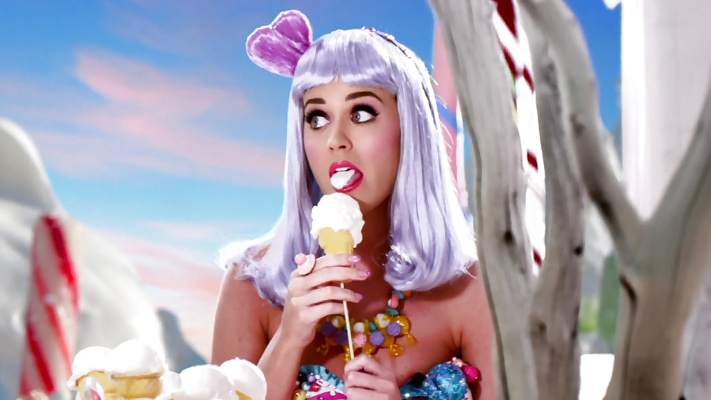 Katy perryがミュージックビデオではヌード、雑誌ではトップレスで登場
 #13514939