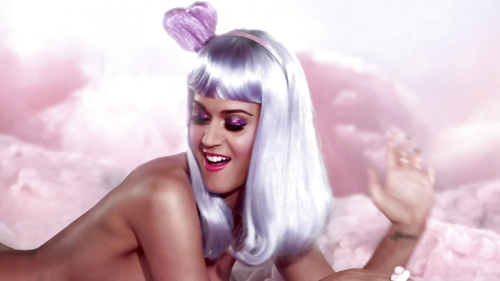 Katy perryがミュージックビデオではヌード、雑誌ではトップレスで登場
 #13514959