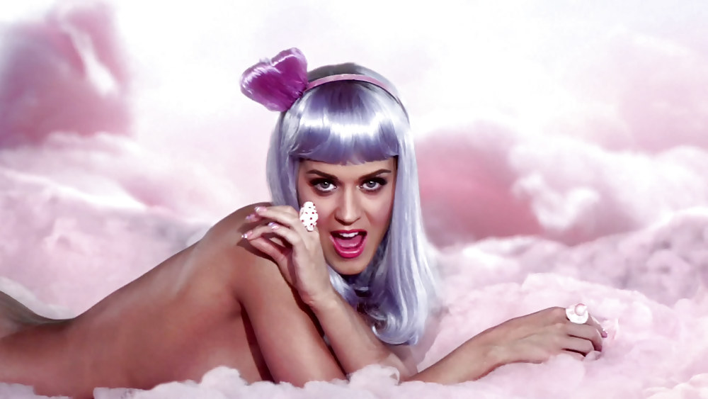 Katy perryがミュージックビデオではヌード、雑誌ではトップレスで登場
 #13515002