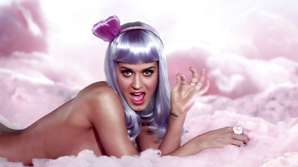 Katy perryがミュージックビデオではヌード、雑誌ではトップレスで登場
 #13515010
