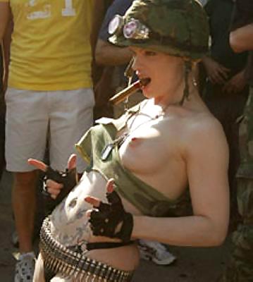 Chica desnuda con armas
 #3293407