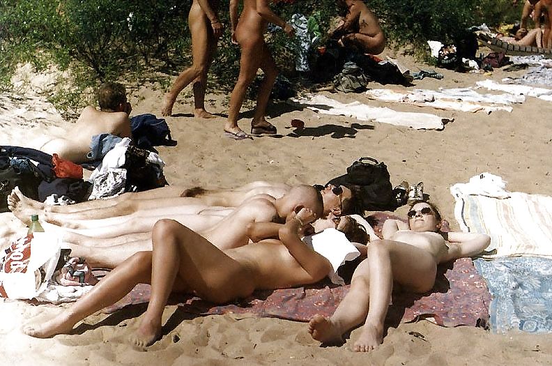 Diversión desnuda en la playa
 #708920