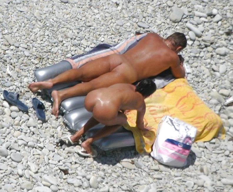 Diversión desnuda en la playa
 #708928