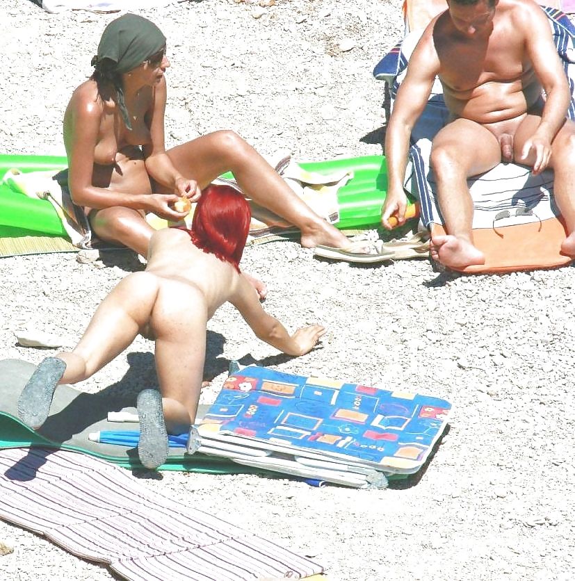 Divertimento nudo sulla spiaggia
 #709052