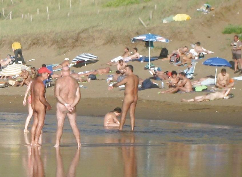 Diversión desnuda en la playa
 #709179