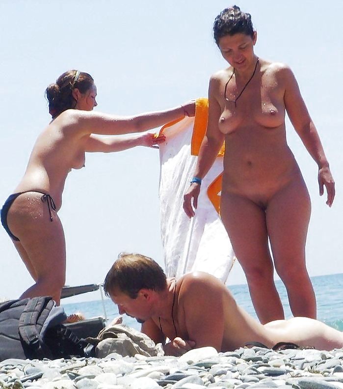 Diversión desnuda en la playa
 #709249