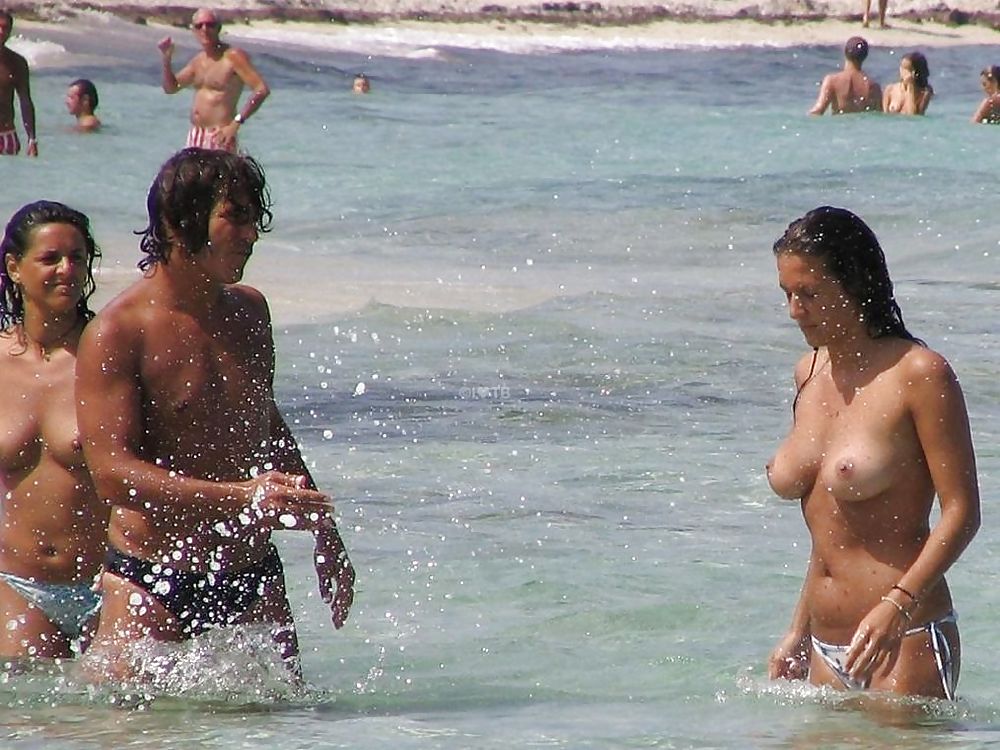 Diversión desnuda en la playa
 #709311