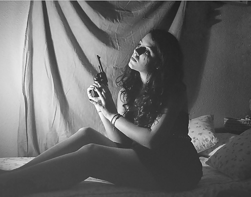 Chicas con pistola y cuchillo
 #11641607